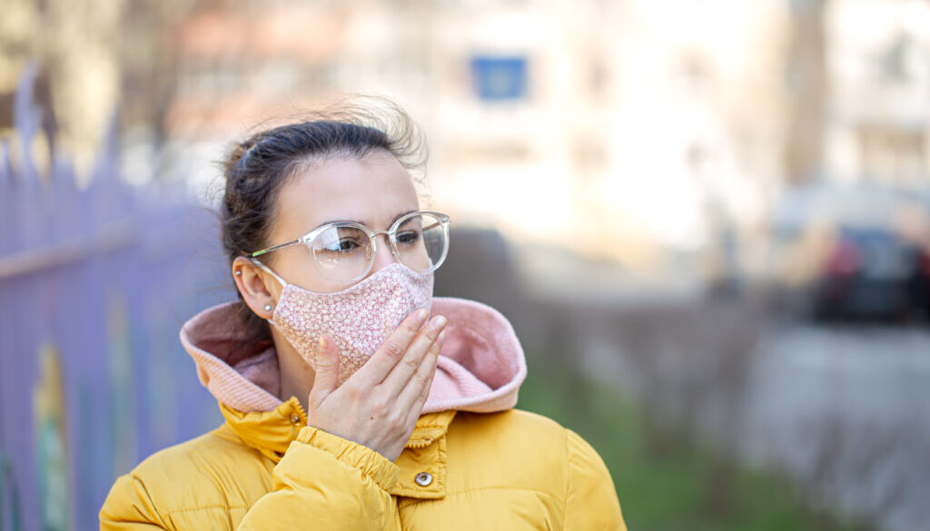 A young woman in a mask during the pandemic Coronavirus.