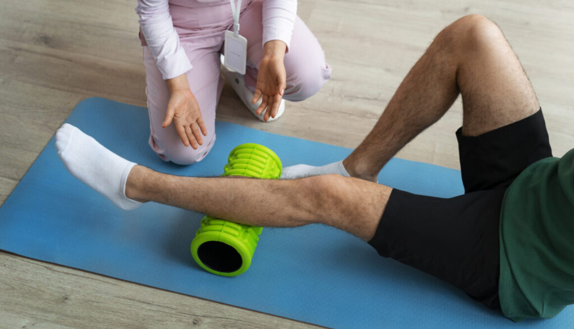 doctor-helping-patient-rehabilitation mobilita