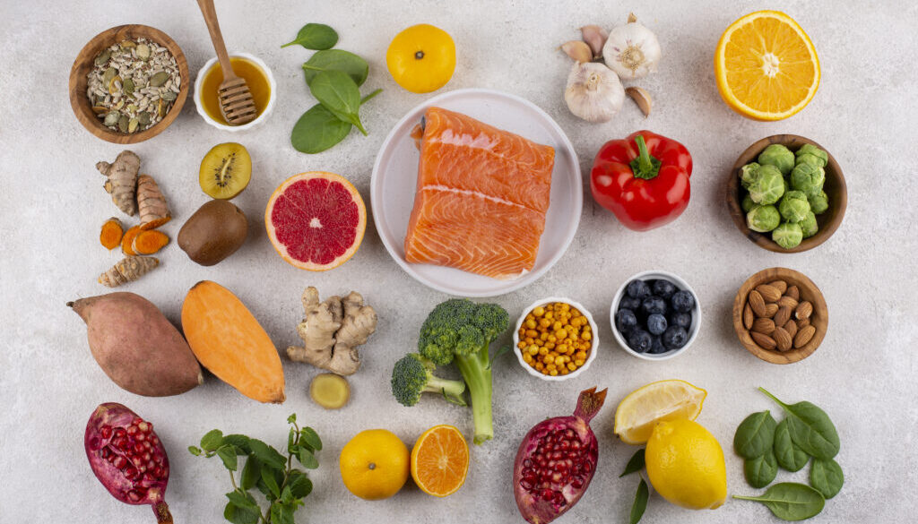 top-view-immunity-boosting-foods-with-vegetables-fish mikroživiny