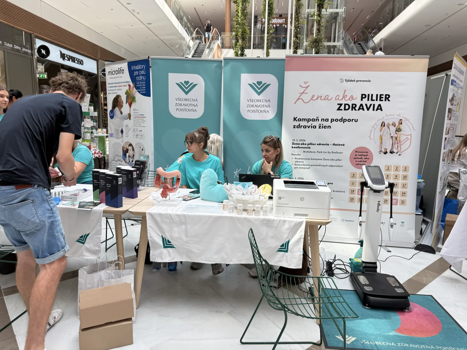 Ženy pri preventívnych a poradenských stanovištiach v nákupnom centre
