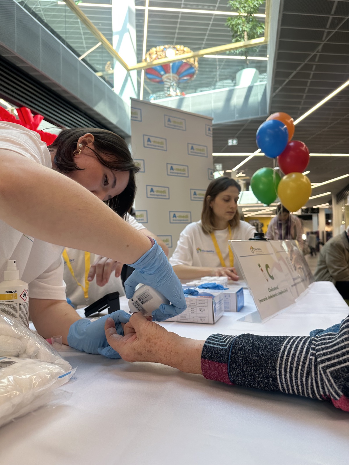 Mladá zdravotníčka vykonáva návštevníčke preventívne vyšetrenie